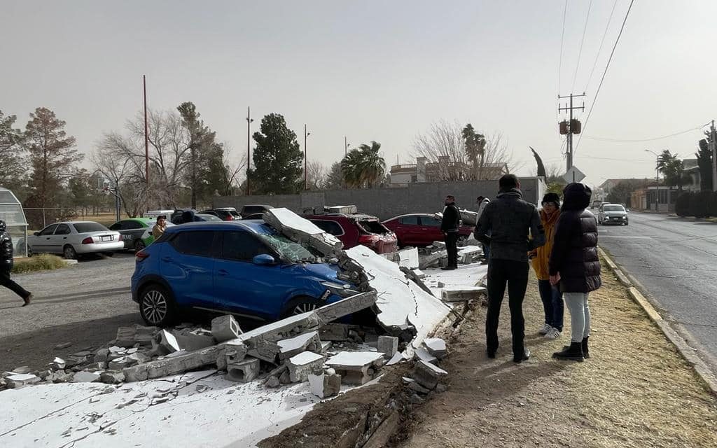 Fuertes vientos derriban Espectacular y barda en Juárez