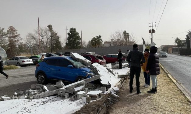 Fuertes vientos derriban Espectacular y barda en Juárez