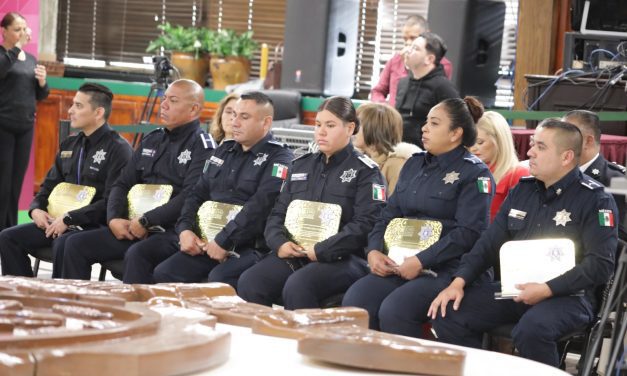 Entrega Presidente Municipal el reconocimiento Policía del Año a seis elementos