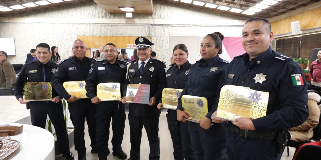 Entrega Presidente Municipal el reconocimiento Policía del Año a seis elementos