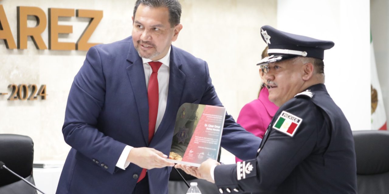 Entrega Presidente Municipal el reconocimiento Policía del Año a seis elementos