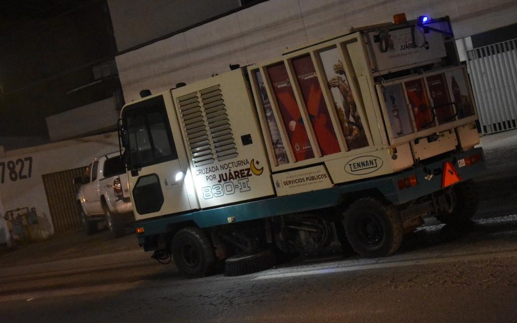 Con barredoras mecánicas limpian en las noches las principales avenidas