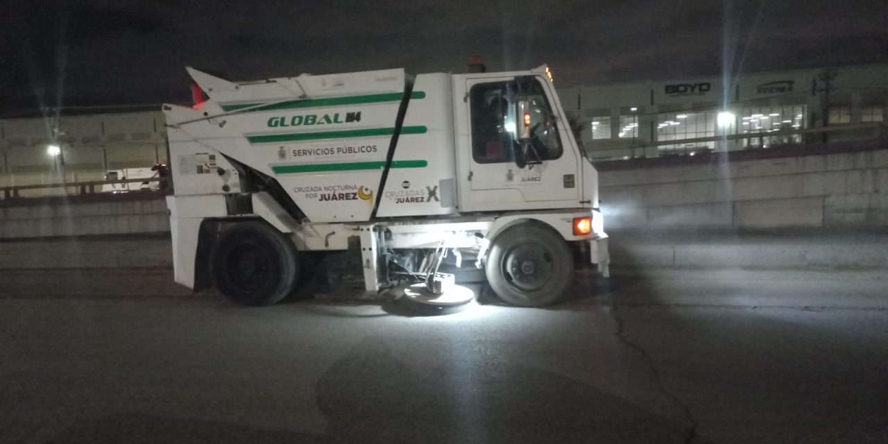 Continúan limpiando las principales vialidades de la ciudad con las barredoras mecánicas