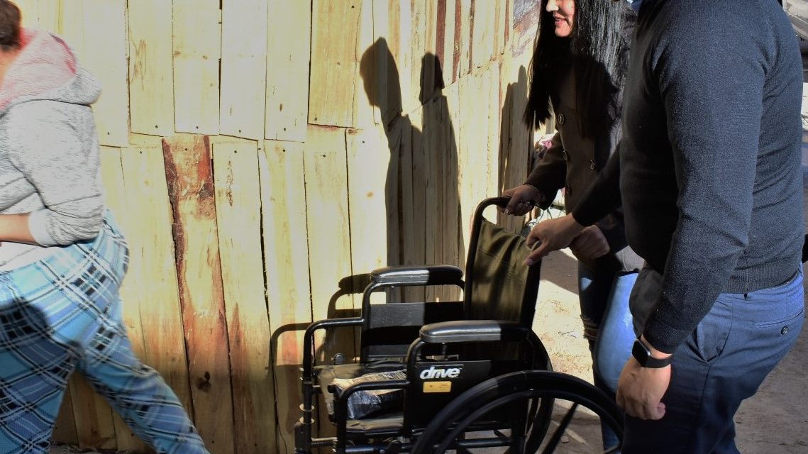 Entregan Alcalde Peña y su esposa, sillas de ruedas a adultos mayores