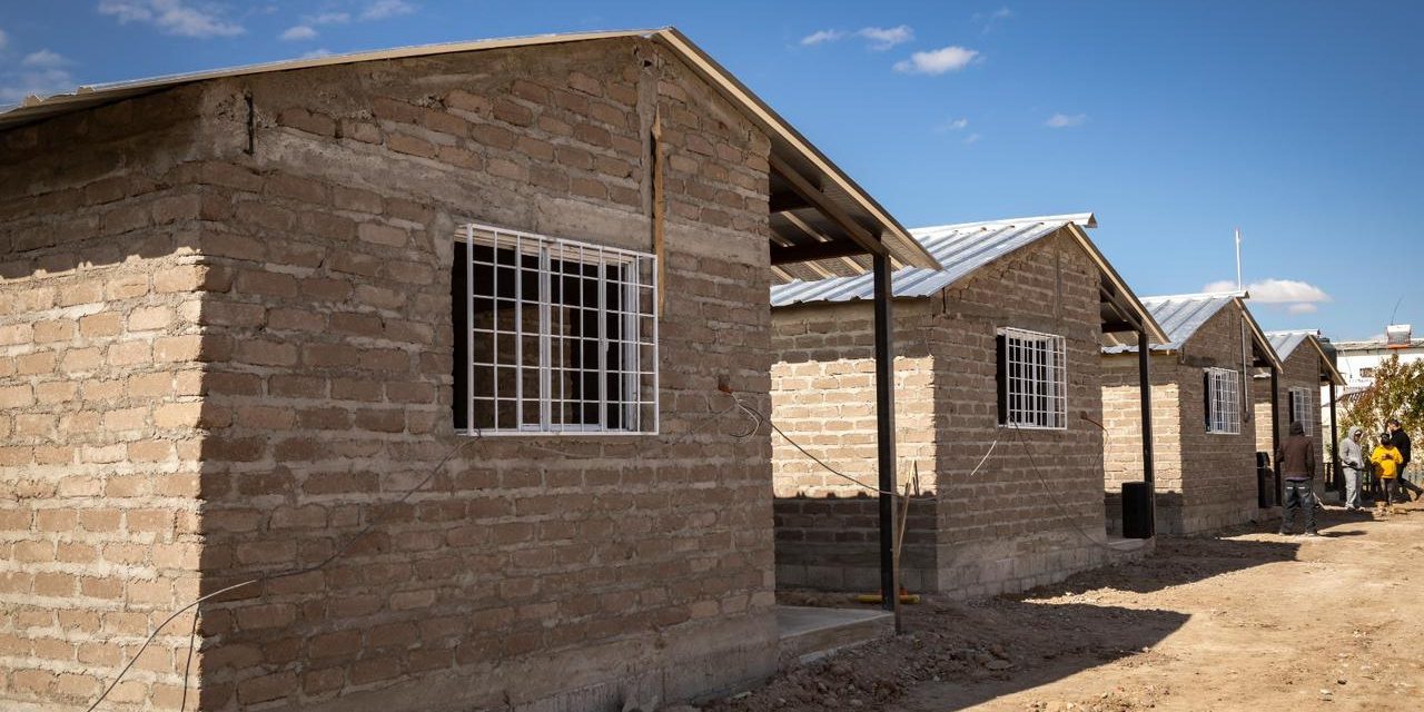 Con una nueva vivienda Gobierno del Estado cambió la vida de María Barragán y su hija, en Balleza