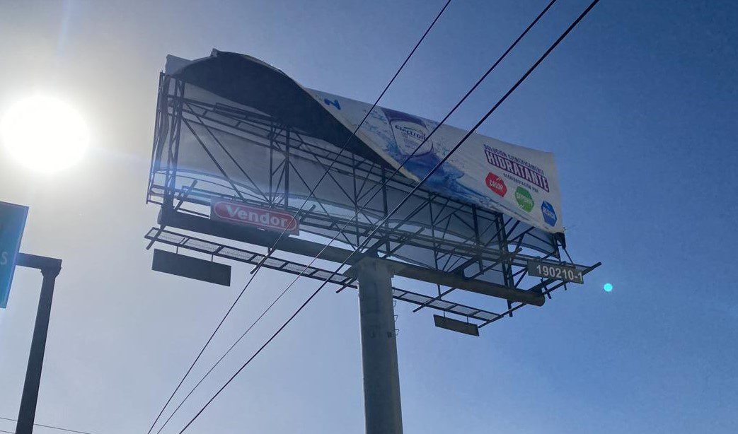 Pide Gobierno Municipal verificar estructuras de anuncios publicitarios para evitar accidentes