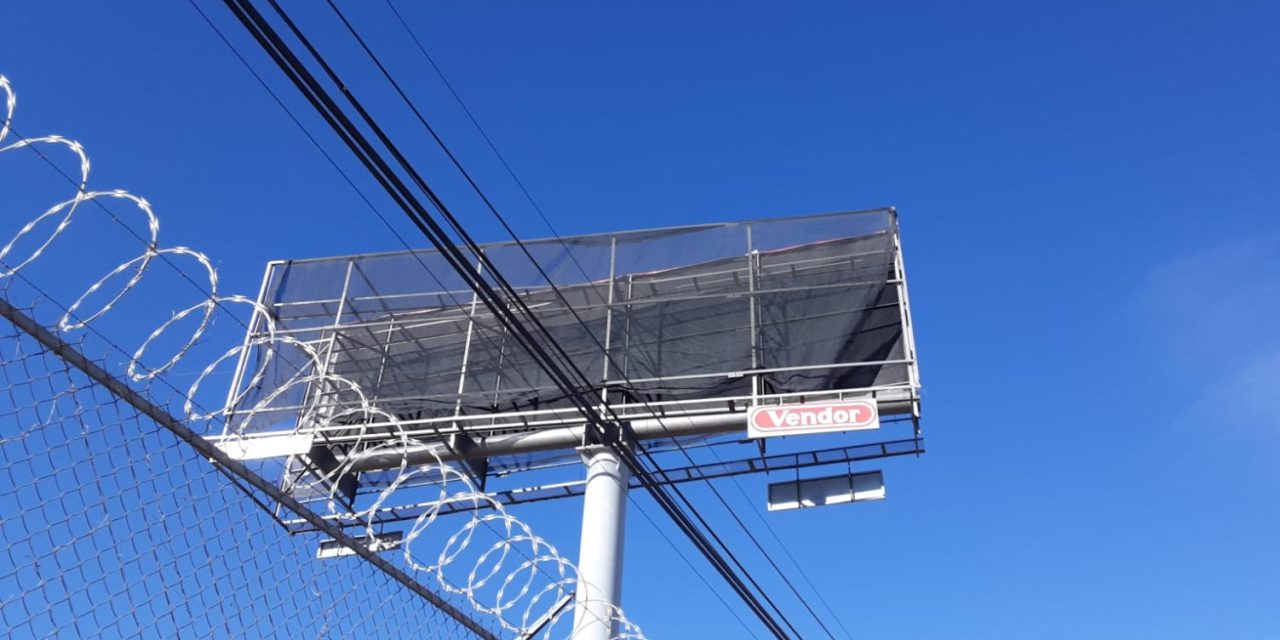 Pide Gobierno Municipal verificar estructuras de anuncios publicitarios para evitar accidentes