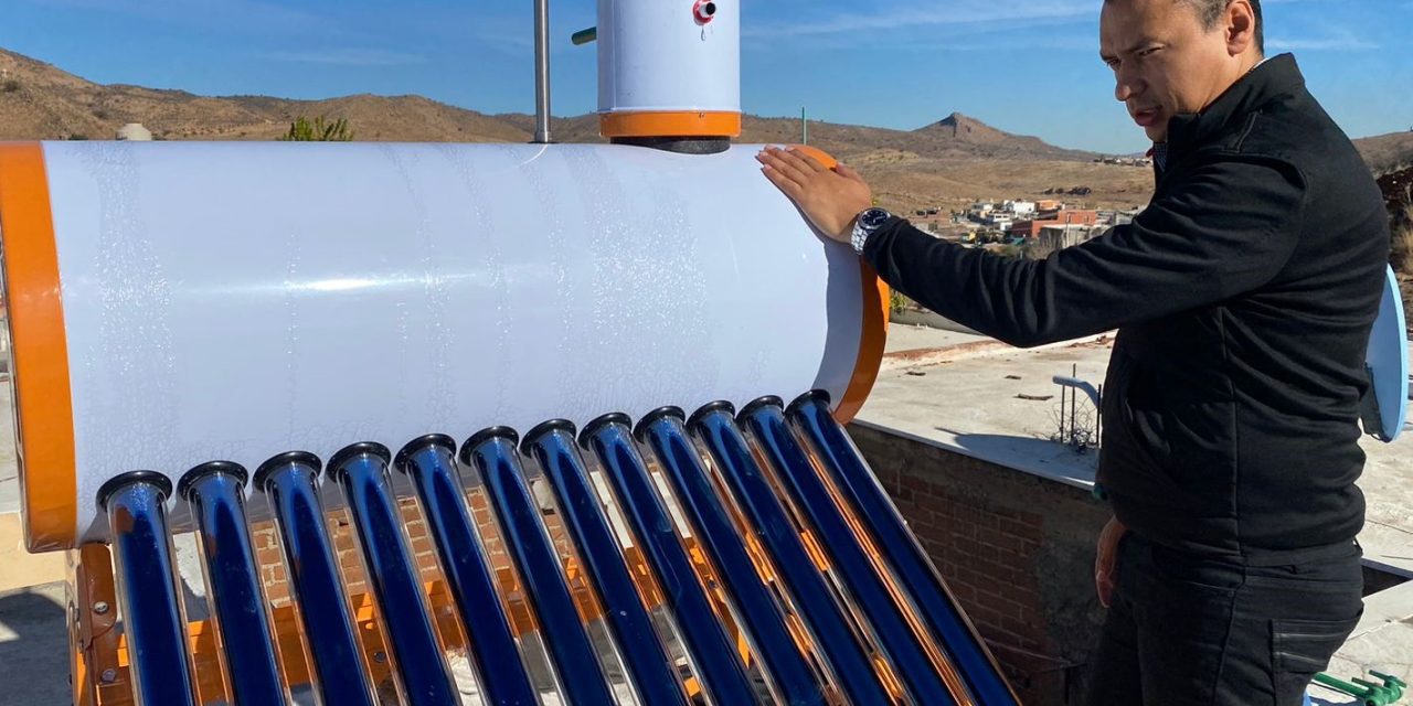 Continúa Gobierno de Parral con la entrega de boilers solares