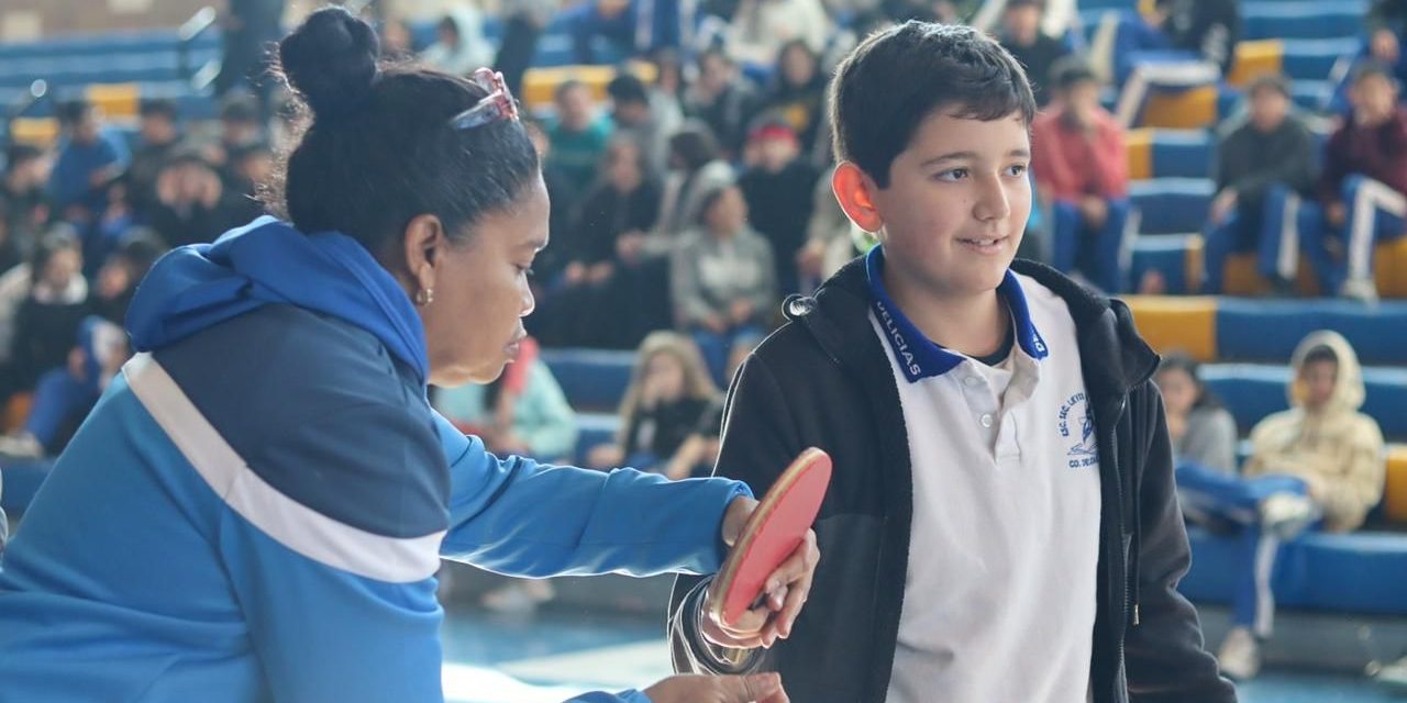 Visita INMUDEJ Secundarias de la ciudad para reclutar a talento en tenis de mesa