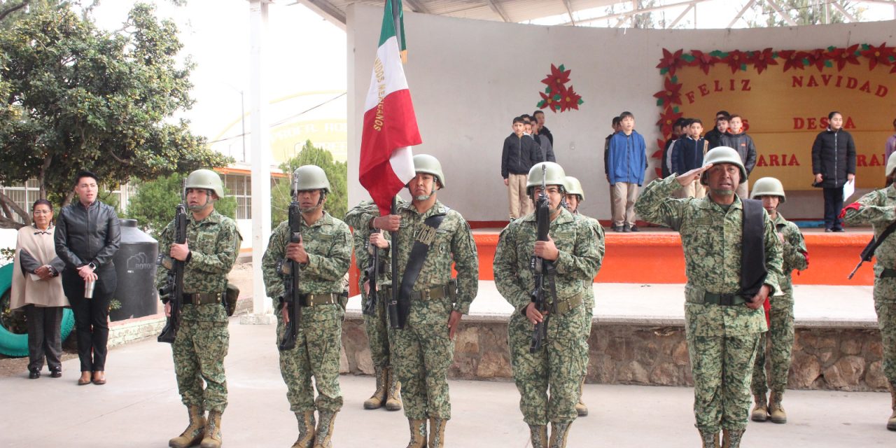 Saludo cívico y demostración canina en la Secundaria Federal Rogerio Aranda
