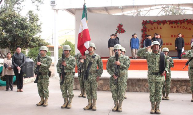 Saludo cívico y demostración canina en la Secundaria Federal Rogerio Aranda