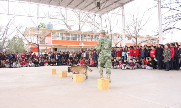 Saludo cívico y demostración canina en la Secundaria Federal Rogerio Aranda