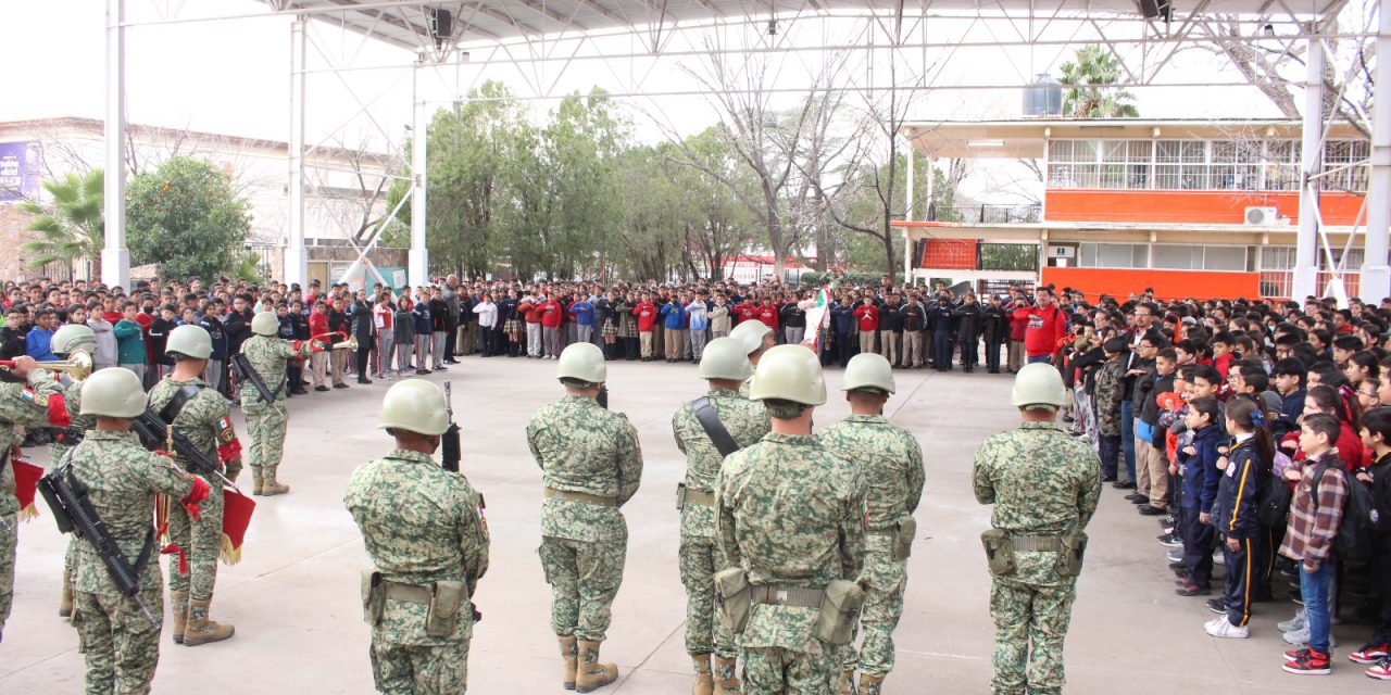 Saludo cívico y demostración canina en la Secundaria Federal Rogerio Aranda