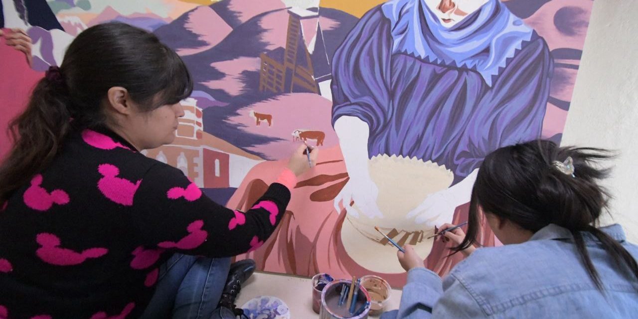 Estudiantes de la UACH donan murales al Teatro “Lota” en el país de Chile