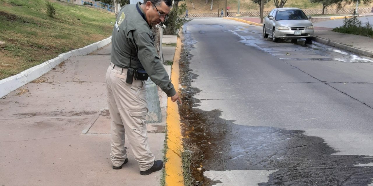 Evita sanciones por descargar agua contaminada en terrenos y lugares públicos