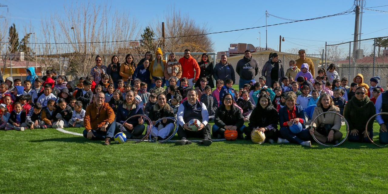 Inaugura Valenciano cancha de fútbol de pasto sintético en la Escuela Primaria «Salatiel Castañeda»