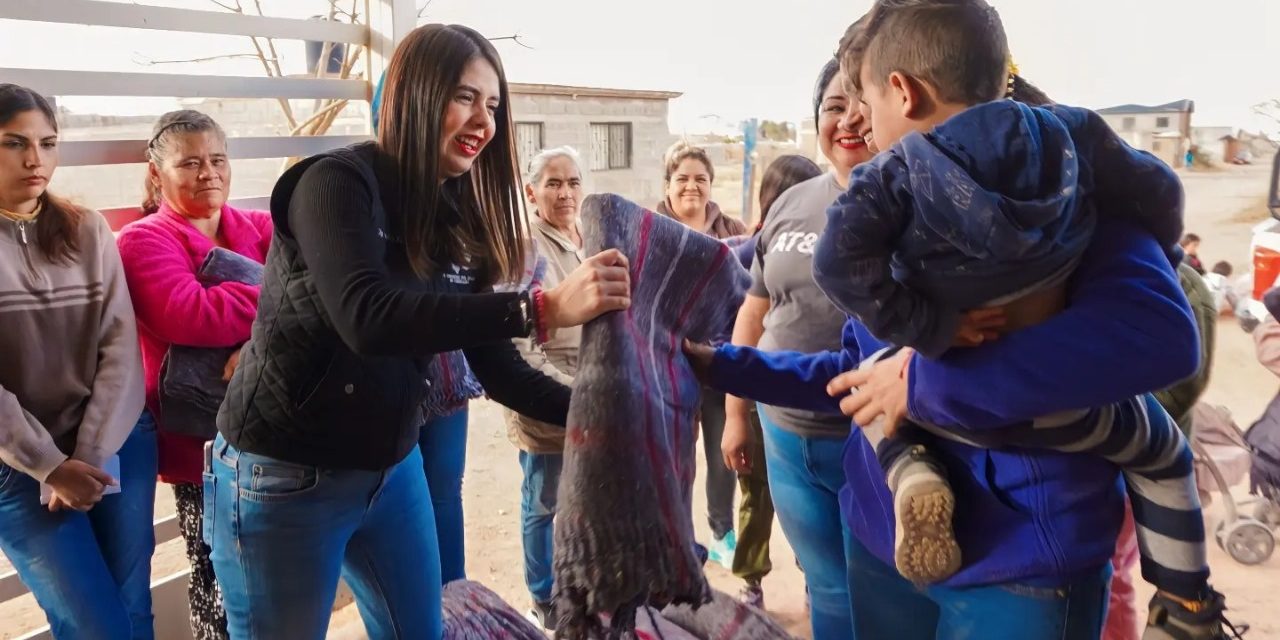 Visita Andrea Flores colonias del Distrito 16 para entregar cobijas por bajas temperaturas