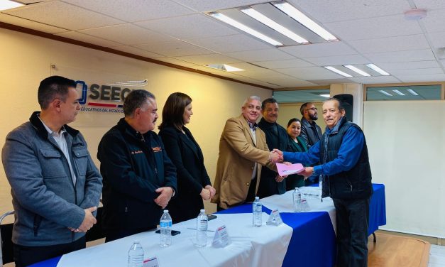 Entrega la Sección 8 del SNTE y Gobierno del Estado bonos económicos a Pensionados y Jubilados