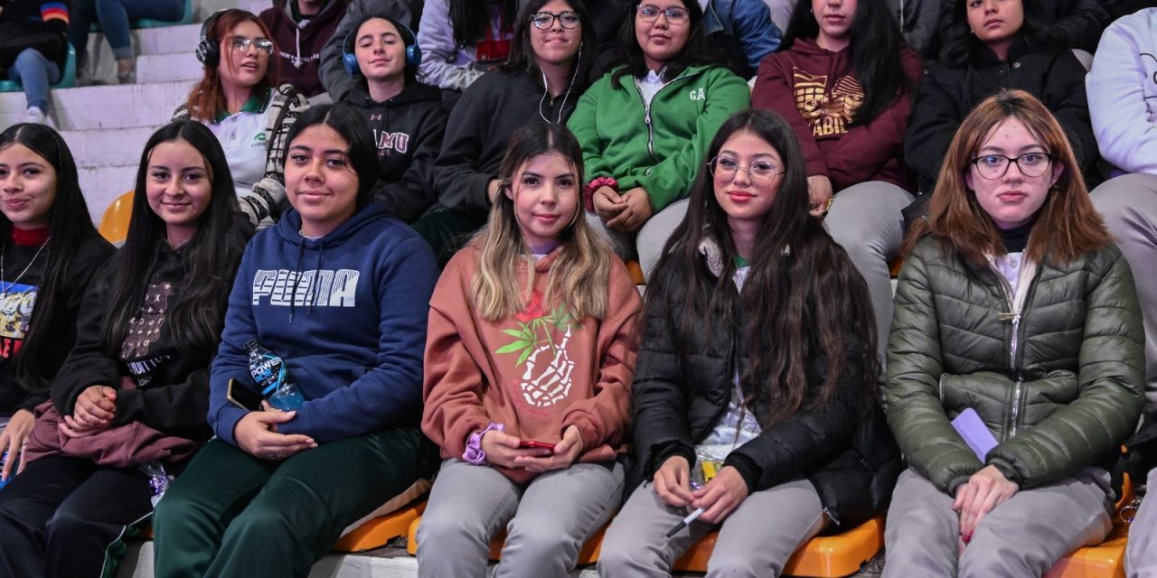 Entrega Maru Campos apoyos del programa “Impulsando juventudes”