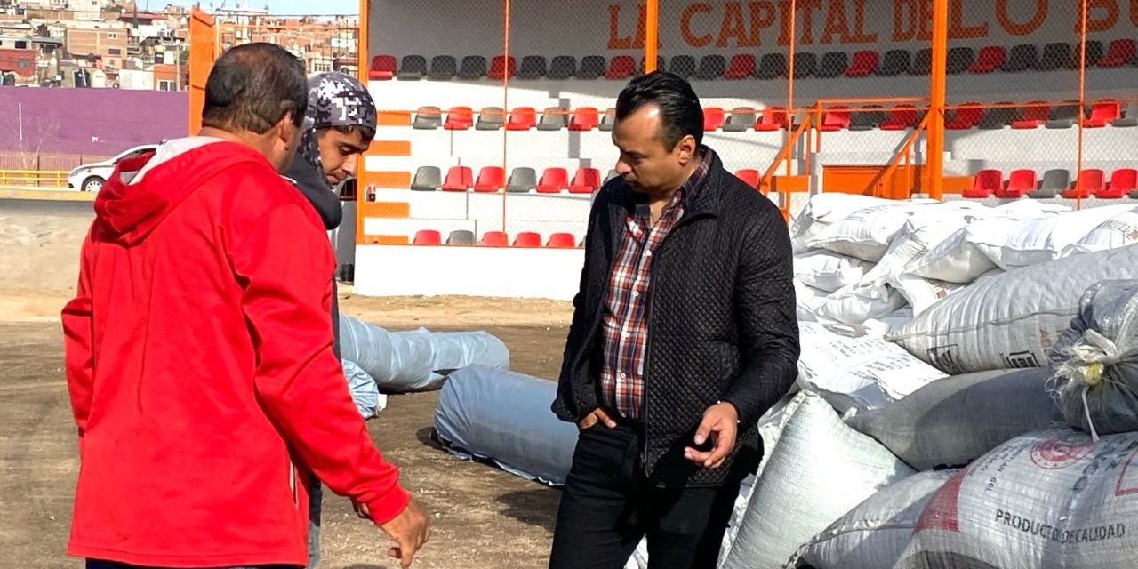 Inicia la colocación de pasto sintético en el campo de béisbol del Topo Chico