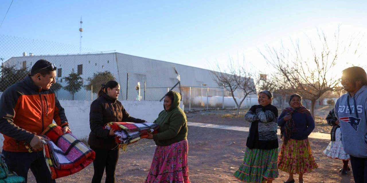 Distribuyen mil 300 cobijas para comunidades indígenas urbanas