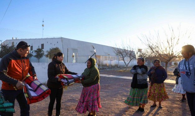 Distribuyen mil 300 cobijas para comunidades indígenas urbanas