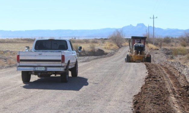 Arrancan obras para el mejoramiento de caminos rurales en Janos
