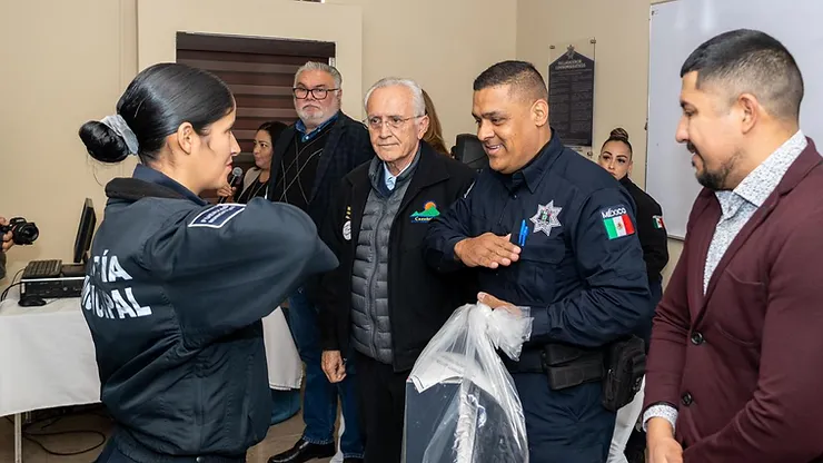 Entregan primera dotación de uniformes para agentes de la Policía Municipal
