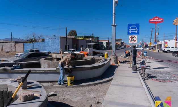 Ultiman detalles de la Plaza de Personajes Ilustres en Meoqui