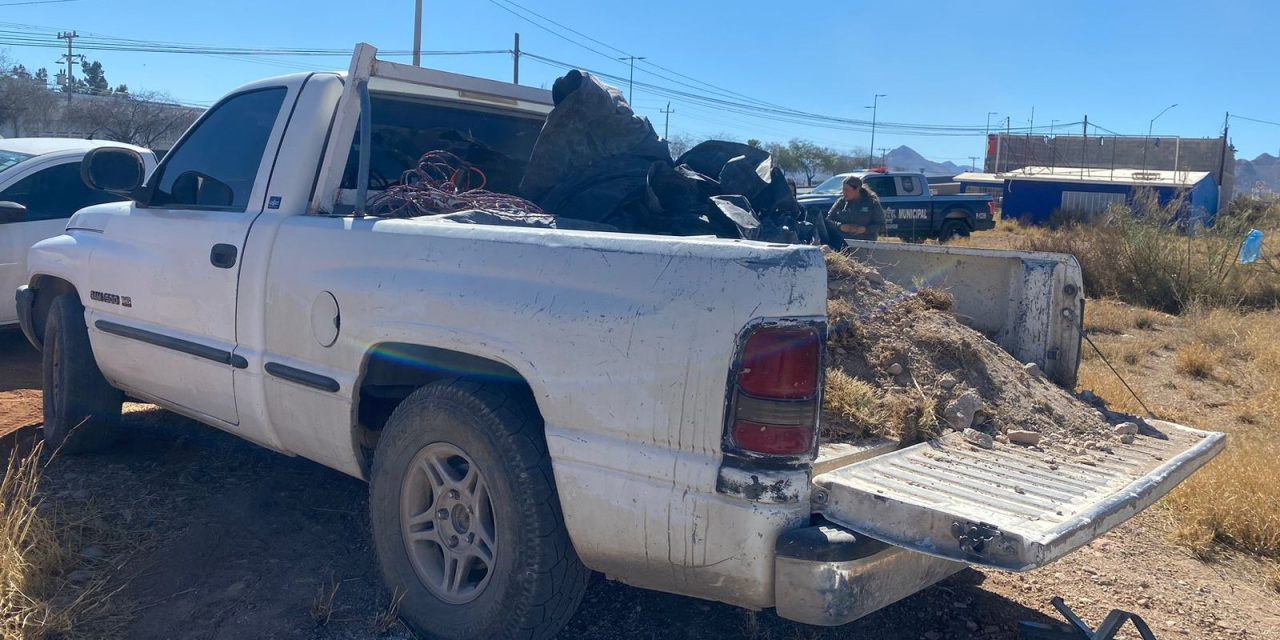 Sancionan Guardianes Ecológicos a persona por tirar escombro en zona prohibida
