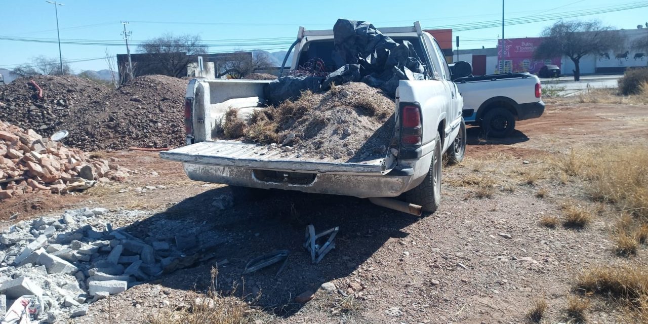 Sancionan Guardianes Ecológicos a persona por tirar escombro en zona prohibida
