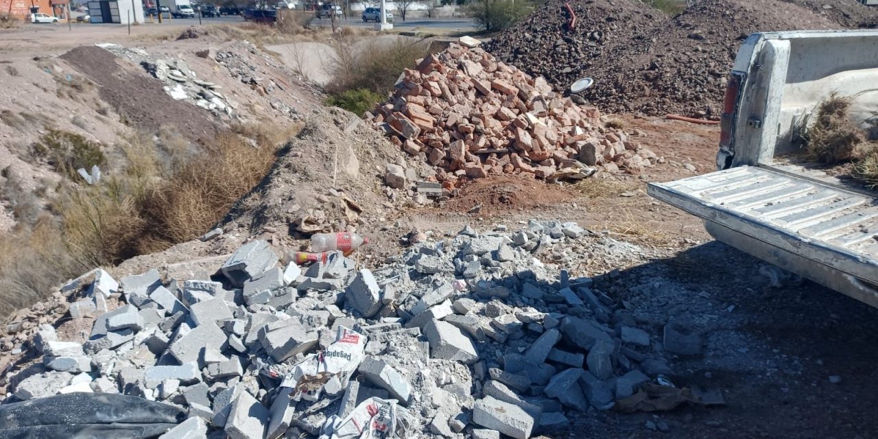 Sancionan Guardianes Ecológicos a persona por tirar escombro en zona prohibida