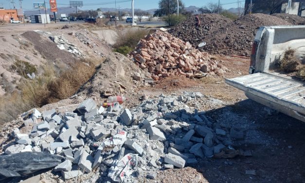 Sancionan Guardianes Ecológicos a persona por tirar escombro en zona prohibida