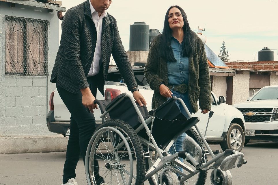 Entregan Alcalde y su esposa, silla de ruedas a adulto mayor