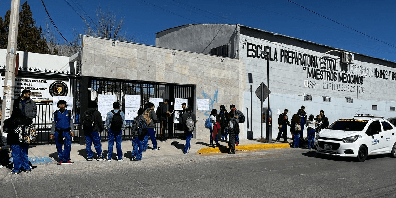 Protestan en preparatoria; exigen justicia para directivo