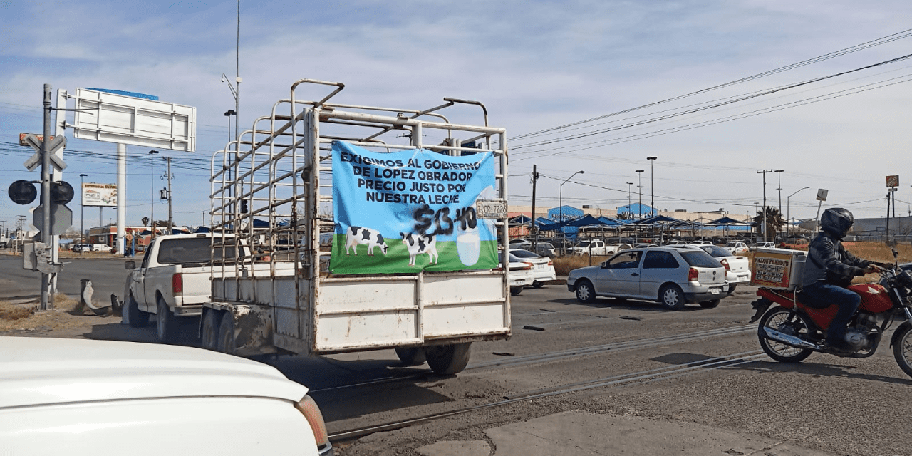 Toman lecheros vías del ferrocarril