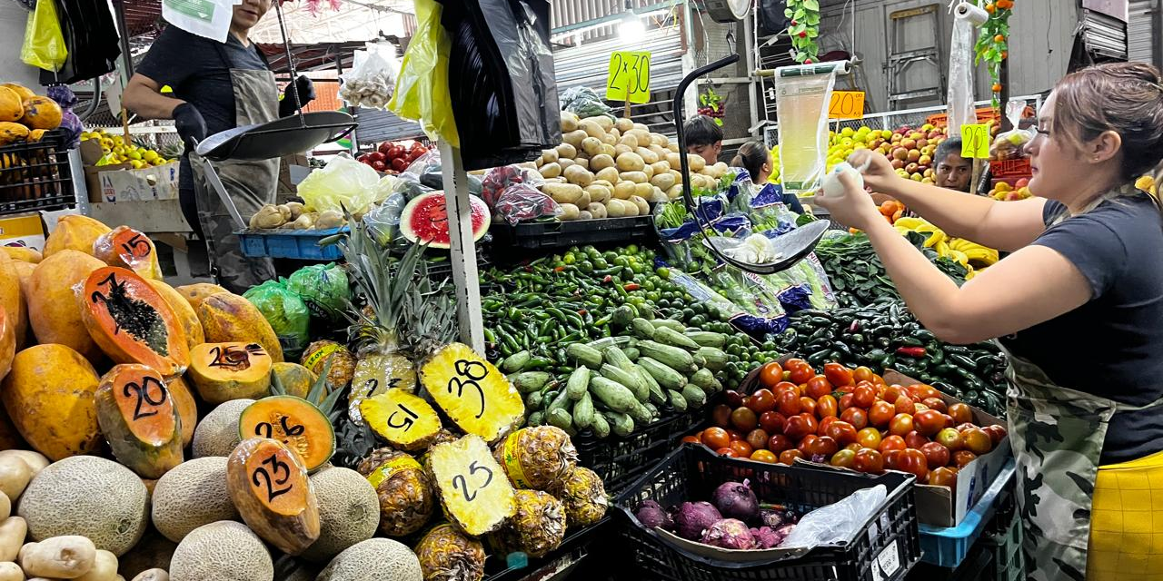 Regresan chihuahuenses a mercados populares por bajos precios