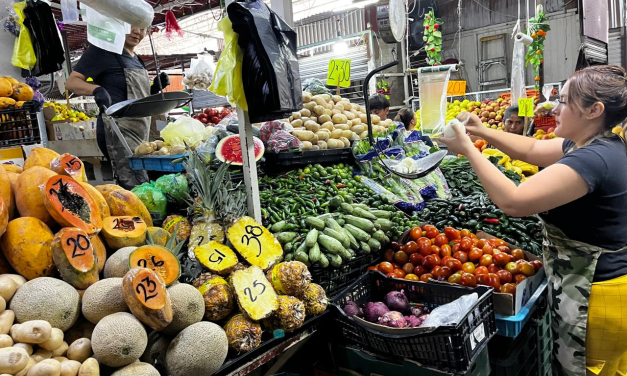 Regresan chihuahuenses a mercados populares por bajos precios