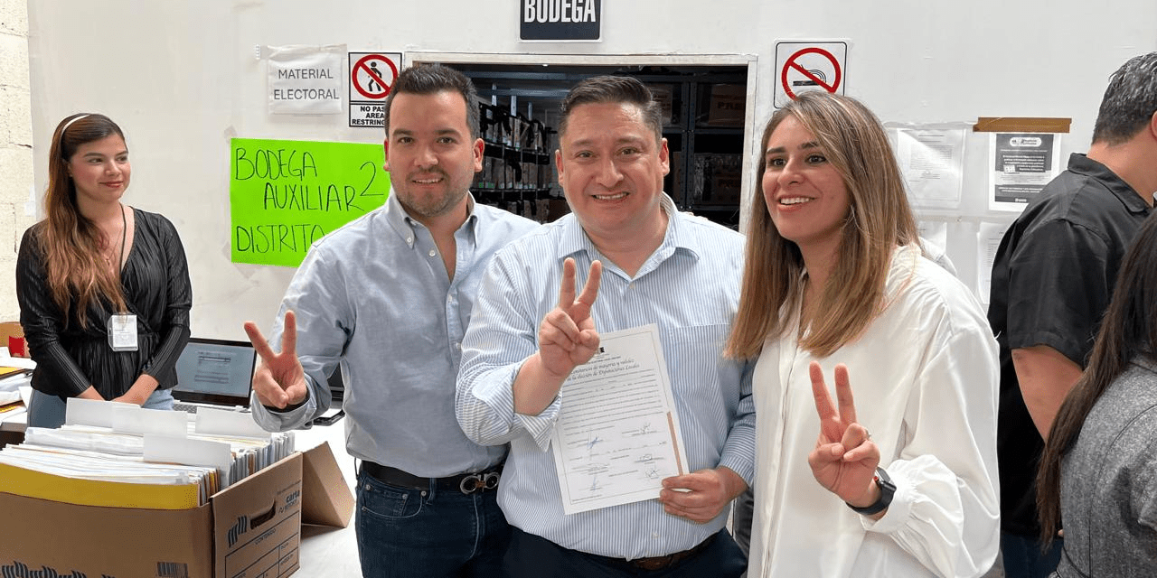 Recibe Alfredo Chávez constancia de mayoría por distrito 18