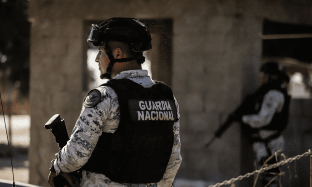 Rescatan a 15 migrantes y detiene a sus secuestradores