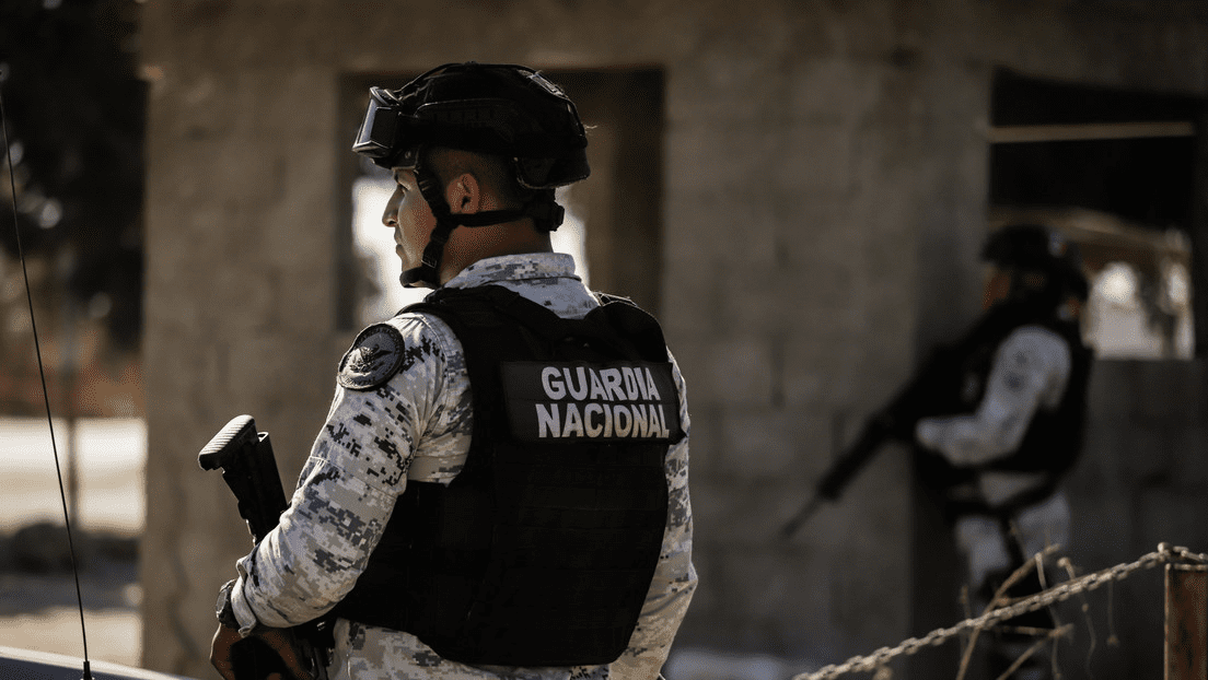 Rescatan a 15 migrantes y detiene a sus secuestradores