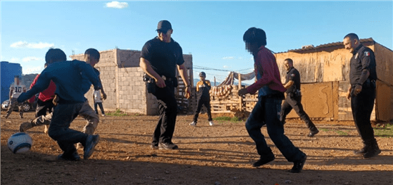 Apoyan policías municipales a jóvenes de asentamientos ralámuli