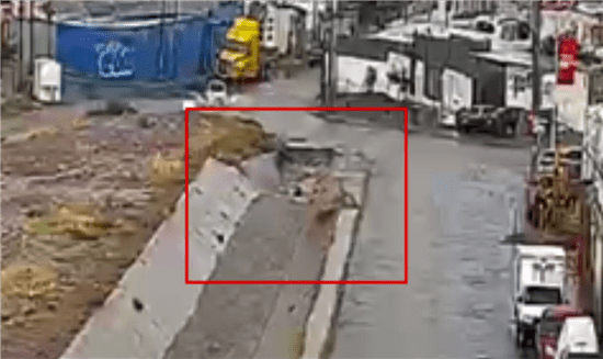 Policías rescatan a personas que fueron arrastradas por la corriente de arroyos