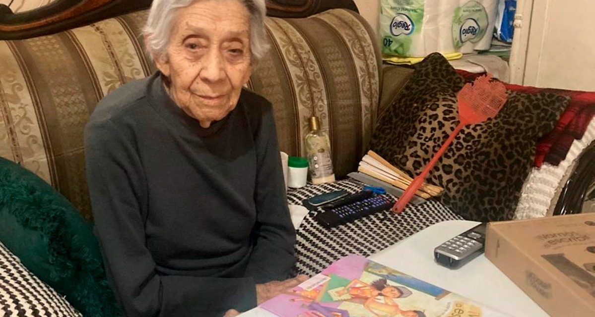 Con 9.2 de calificación, concluye Adela Moreno la secundaria en el Ichea