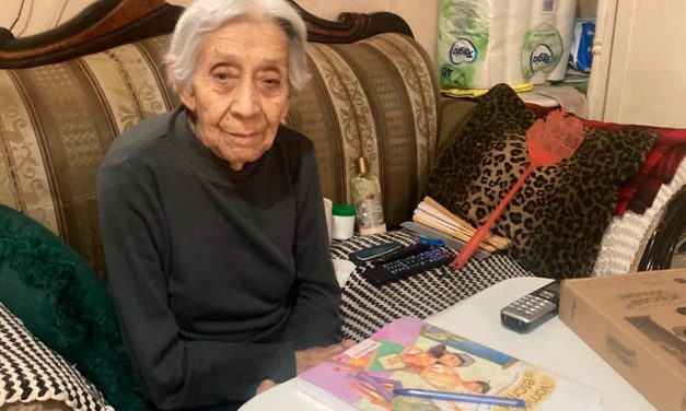 Con 9.2 de calificación, concluye Adela Moreno la secundaria en el Ichea