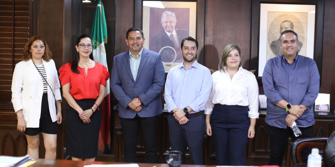 Visita delegado del Infonavit con el Presidente Pérez Cuéllar