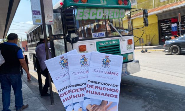 Entregan folletos en camiones para que los ciudadanos conozcan sus derechos