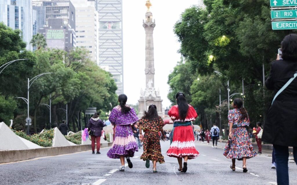 Orgullo Rarámuri en CDMX: Destacan jóvenes en “Vamos juntas y juntos hacia la meta”