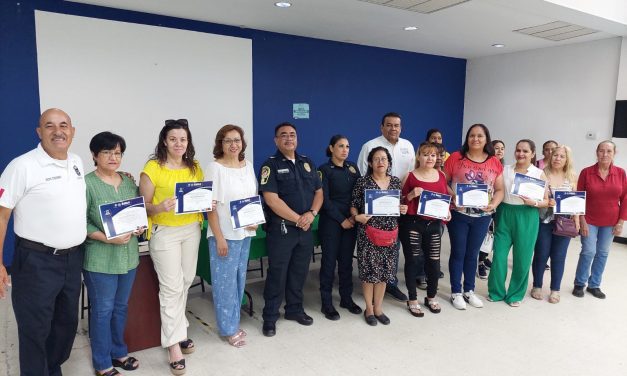 Reconoce Policía Municipal a mamás de jóvenes del programa «Niñas, Niños y Adolescentes a la Educación”