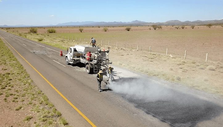 Reparan baches en la carretera federal Vía Corta a Parral